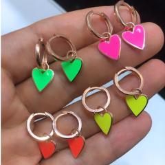 Gümüş kalpli neon renkli küpe hr78e93368