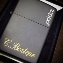 Düz Siyah isim yazılı Zippo Çakmak