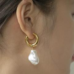 Çelik bombeli halka bayan küpe