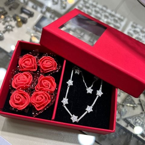 Gümüş özel kutusunda yıldız model küpe kolye bileklik set