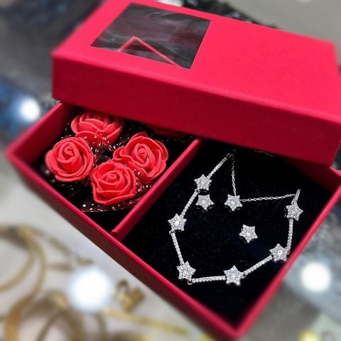 Gümüş özel kutusunda yıldız model küpe kolye bileklik set