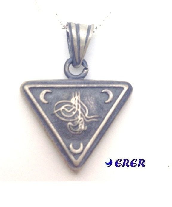 Gümüş üçgen çevşen dualı kolye ucu