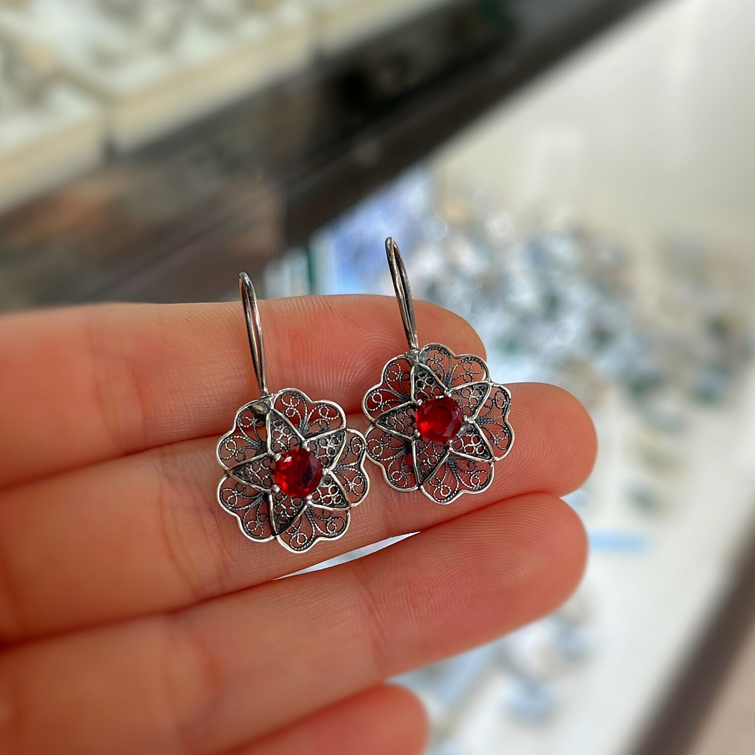 Gümüş eskitme kırmzı taşlı telkari küpe