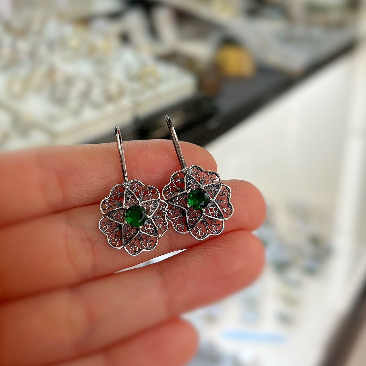 Gümüş eskitme yeşil taşlı telkari küpe