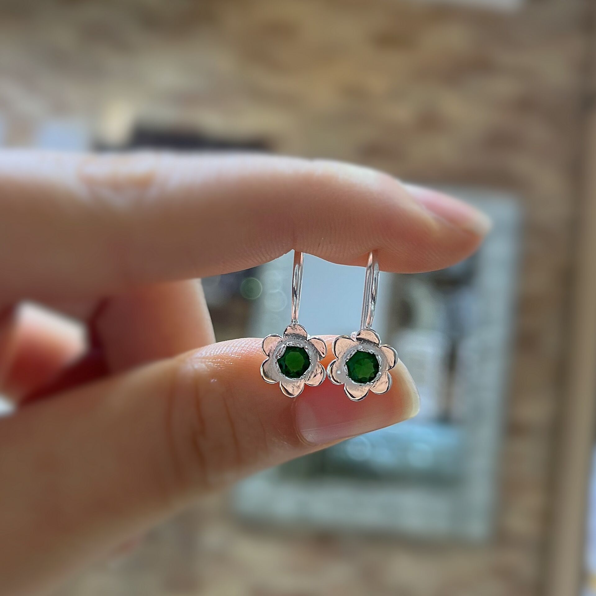 Gümüş çiçek model yeşil taşlı Çocuk küpesi