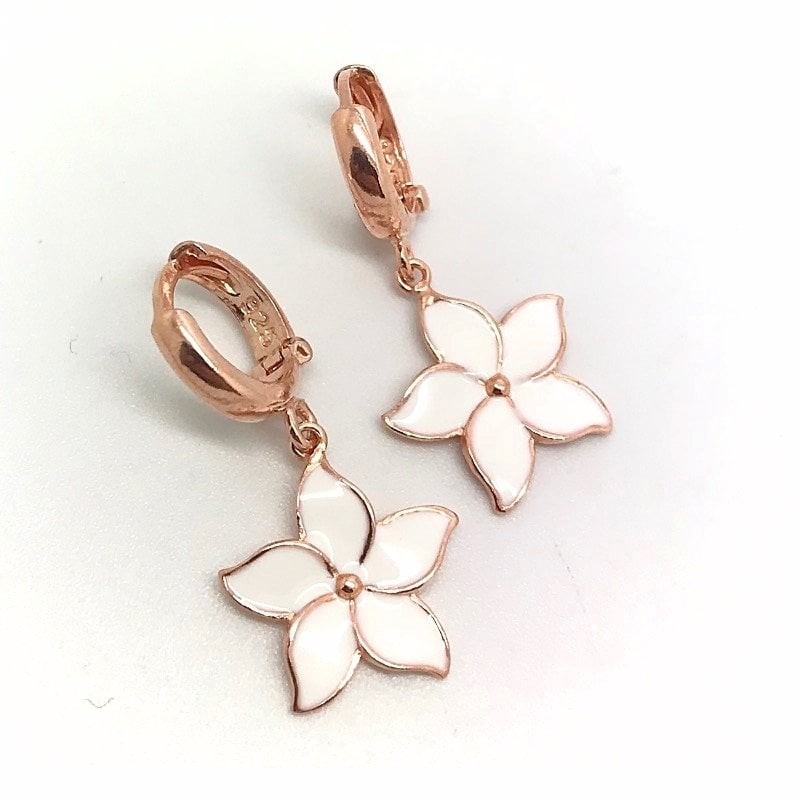 Gümüş beyaz mineli çiçek model küpe cs463e2