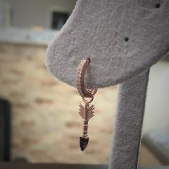 Gümüş ok model taşlı çift küpe cn12t3y6